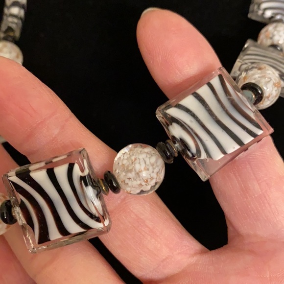 A WOW necklace In lucite in black & white Squares and beads with colored beads - Picture 6 of 9